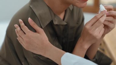 Destekleyici ve rahatlatıcı eller depresif hastayı neşelendiriyor ya da empati kurarak stres yapıyor. Psikolog, Vivancy Kliniği 'nde stresli ve üzgün bir hastaya güven veriyor..