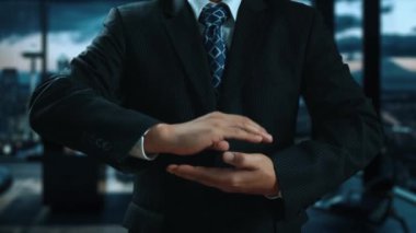 İş adamı, QC ve QA standartlarının karşılandığından emin olmak için katı kalite güvencesi protokolleri uyguluyor. Kalite güvencesi ile sertifikalı ürün mükemmelliğine ulaşmak. Kullanıcı Kimliği