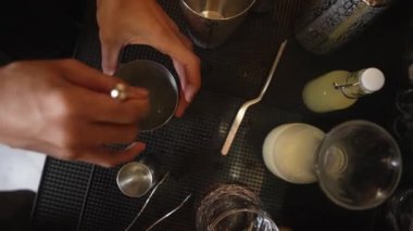Kesilmiş el yapımı barmen Sterling tüm malzemeleri karıştırmış alkollü limon ve şurup karıştırılmış. Gece hayatı karışımının sergilendiği özel bir içecek. Vinosity.