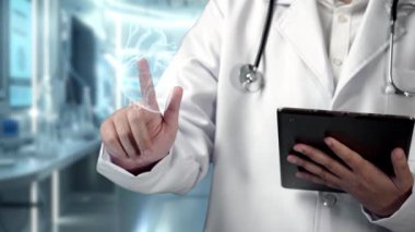 Tablet tutan yetenekli doktorlara yakın çekim yapın ve bulanık bir geçmişi olan kalp hologramına işaret edin. Tıp çalışanı teknolojiyi kullanarak tıbbi verileri kontrol ediyor ve analiz ediyor. İyileştirici.