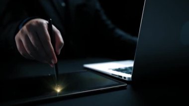 İş adamı, QC ve QA standartlarının karşılandığından emin olmak için katı kalite güvencesi protokolleri uyguluyor. Kalite güvencesi ile sertifikalı ürün mükemmelliğine ulaşmak. Kullanıcı Kimliği