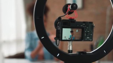Kamera görüntüsü, kadın nüfuzlu kaydedici canlı yayın video görüntüsü, makyaj, sosyal medya ya da blog. Çevrimiçi pazarlama yayını için kozmetik stüdyo ışıklandırması olan kız.