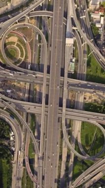 İHA ile alınan yoğun şehir trafiği ile karayolu kavşağının hava görüntüsü. Şehir otoyolu Bangkok 'un doğusundaki çevre yolunda, ulaşım ağında alındı..