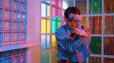 Mutlu dansçı ellerini hip hop müziğine uzatıyor ve gece kulübünde duruyor. Çılgın attartif performans sanatçısı, parti programında modern ayak adımlarını ve ışık veya neon tema ile kafiyeli komik bir kafiye sergiledi. Mutluluk.