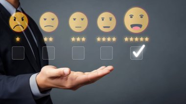 İş adamı müşteri memnuniyet değerlendirmesi verilerini analiz eder ve hizmet kalitesini artırmaya çalışır. Müşteri memnuniyeti ve sadakatini arttırmak için koz değerlendirmeleri. FaaS