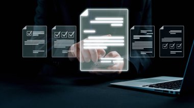 Verimli çalışma süreçleri için çevrimiçi belgeleri yöneten bir iş adamı. Tüm önemli çevrimiçi belgelerinize kolayca güvenli ve hızlı bir şekilde erişim sağlayın. Kullanıcı Kimliği