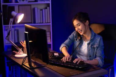 Genç ve güzel Asyalı yaratıcı kadın telefon masasından müşteriyi ya da iş arkadaşını arayıp yaratıcının geceleri neon ofisteki pazar analizini ararken yüksek kâr ettiğini anlatıyor. Taktik.