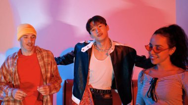 Asyalı break dansçı serbest stilde dans eder ve partilerde pembe veya neon ışıkla zıplar. Evde çok kültürlü bir grupla dans eden yakışıklı bir adam. Komik ve çılgınca bir hareket. Mutluluk.