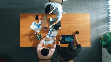 Kafkas iş adamlarının fikir ve yazı raporlarını paylaştığı en üst düzey hava görüşü. Profesyonel çeşitlilikteki insanlar birlikte çalışıyor ve pazarlama planını grafikle buluşturuyorlar. Cemaat.