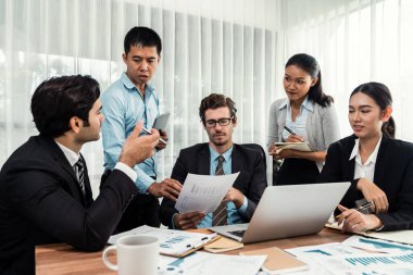 Ofis masasındaki finansal veri raporlarını analiz eden çeşitli bir grup iş analisti. Stratejik pazarlama planlaması için iş zekası analizi çizelgesi ve grafiği.