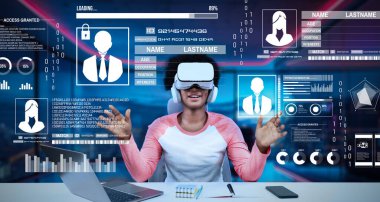 Artırılmış gerçeklik gözlüğü kullanırken güvenlik sistemine günlük kıyafet erişimi olan bir öğrenci. Kız, pencerenin yanında kuleyle otururken güvenlik korumasını kontrol ediyor ve kimlik doğrulaması yapıyor. Yaratıcılık.