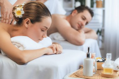 Kafkas çift müşterisi stres önleyici spa masajının keyfini çıkarıyor ve lüks otel veya oteldeki gündüz açık hava ortamında güzellik teniyle eğleniyor. Sessiz.