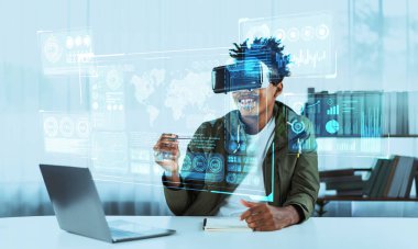 İş adamı VR gözlüğü takarken mali istatistiklere bakıyor. Yapay zeka kullanarak karar verirken işletme verilerini ve finansal tablolarını inceleyen yönetici. Yaratıcılık.