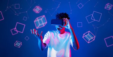 Geometrik şekillerde süzülürken mavi arka planda duran zeki çocuk. Afrikalı bir adam oyun oynuyor, VR gözlük takıyor ve sıradan bir gömlek giyiyor. Gelişmiş gerçeklik teknolojisi yenilik kavramı. Yaratıcılık.