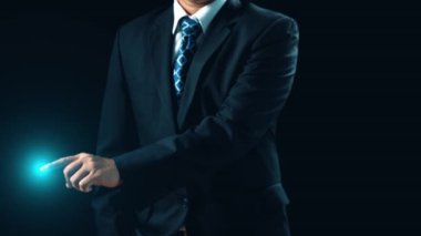 İş adamı iş büyümesi için ölçümleri değerlendirir, genişleme hedefleri koyar. İnovasyon ve strateji 2025 yoluyla sürekli iş büyümesini teşvik etme hakkında görüşler. Kullanıcı Kimliği