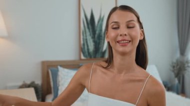 Sosyal medya için güzellik ve kozmetik video içeriği hazırlayan genç bir kadın. Güzellik blogcusu kameraya gülümserken seyircilere ve takipçilere güzellik bakımını gösteriyor. Düzenle