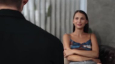 Psikolojik konsültasyon zihinsel problemde iyileşme kaydediyor. Terapi seansında mutlu genç bayan hasta iyileşiyor. Psikiyatrist de akıl hastalığı teşhisi koyuyor. Düzenle