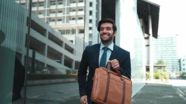 Terfiyi kutlamak ya da sokakta yürürken iyi haberler almak için yürüyen ve dans eden yetenekli bir iş adamı. Yetenekli proje yöneticisi ya da lider aşırı sevinç duygularını ifade ediyor. Sevinçli.