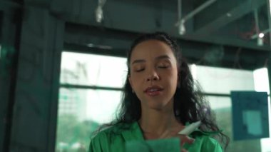 Zeki, profesyonel İspanyol iş kadınının portresi renkli yapışkan notlarla cam tahtaya pazarlama fikirleri yazıyor. Genç yönetici, analiz iş planının zihin haritasını çiziyor. - Yakın çekim. Yönlendirici.