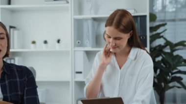 Mutlu hasta ve psikolog klinikte olumlu duygularla zihinsel sağlık sohbetlerini paylaşırken aynı zamanda klinikteki psikologlara başarılı bir iş ve hayatı açıklıyorlar.