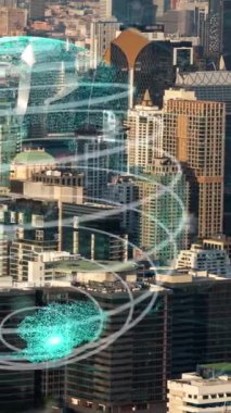 Akıllı şehirde küresel bağlantı ve internet ağı modernizasyonu. Gelecekteki 5G kablosuz dijital bağlantı ve sosyal medya ağı kavramı .