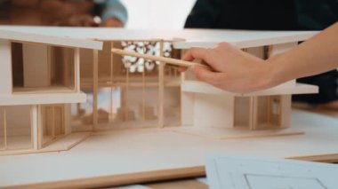 Mimari ekipman incelemesi kullanarak yavaş çekim ev tasarımcısı ve müşteri veya müşteriyle birlikte mimari ev modeli tasarım örneklerini ölçer. Filizlenen