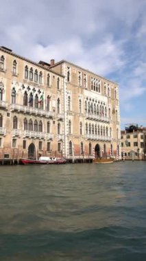 İtalya 'da turizm teknesinden Venedik Büyük Kanalı İstikrarlı Çekimi. - UNESCO 'nun dünya mirası olarak Venedik İtalya' nın güzel şehri ve aynı zamanda işlek limanı olan İtalya 'da önemli bir turizm beldesi..