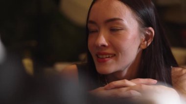 Odaklanmış güzel, çekici bir kadının portresi yatay manzaralı arkadaşlarla sohbet ediyor. Gece kulübünde sosyalleşerek doğal yüz güzelliğini yakalamak. Vinosity.