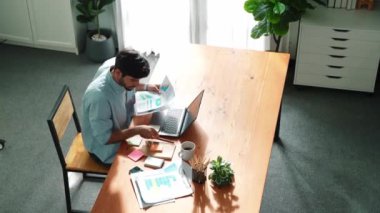 İşadamı not ve kağıt işleri ile toplantı masasında müdürle konuşurken dizüstü bilgisayarına yapışkan notlar yapıştırdı. Lider telefon kullanarak ekiple beyin fırtınası yapıyor. Cemaat.