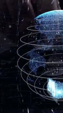 Bilgisayar üzerinde çalışan ve matematiksel kodlama modernizasyonu grafiği olan bir adam konsept bilgisayar yazılım geliştirme ve programlama bilimini gösteriyor .