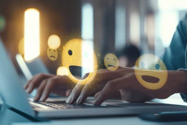 İş adamı müşteri memnuniyet değerlendirmesi verilerini analiz eder ve hizmet kalitesini artırmaya çalışır. Müşteri memnuniyeti ve sadakatini arttırmak için koz değerlendirmeleri. EIDE