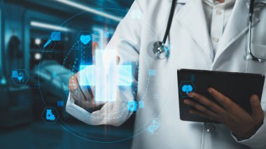 Tıbbi haçı işaret ederken ve laboratuvarda geçmişi bulanık dururken, elinde tablet bulunan yetenekli doktorlara yakın çekim yapın. Tıbbi çalışanlar tıbbi verileri analiz edip bağlantı kuruyor. İyileştirici.