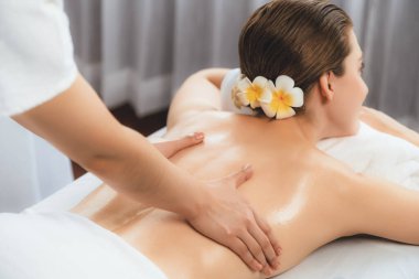 Kafkasyalı kadın müşteri stres önleyici spa masajının keyfini çıkarıyor ve lüks otel ya da oteldeki gündüz açık ortam güzellik salonunda güzellik teniyle eğleniyor. Sessiz.