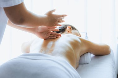 Kafkasyalı kadın müşteri stres önleyici spa masajının keyfini çıkarıyor ve lüks otel ya da oteldeki gündüz açık ortam güzellik salonunda güzellik teniyle eğleniyor. Sessiz.