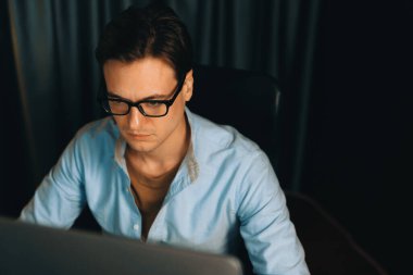 Dinamik veritabanı pazarlama analizi ile PC ekranındaki iş paragrafını araştıran stresli finansal analistin gece vakti modern ev ofisinde aylık rapor hazırlamasını düşünüyorum. Bireysel.