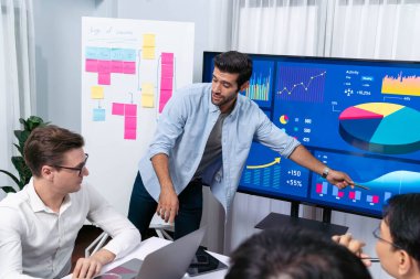 Analist ekibi toplantı odasındaki mali verileri analiz etmek için BI Fintech 'i kullanıyor. İş adamları iş görüşü ve stratejik pazarlama planlaması için BI 'ın torpido gözünü inceliyor. Tedbirli