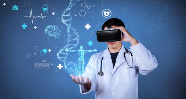 Doktor VR gözlük takıyor ve insan organı hologramı tutuyor. Hasta semptomlarını analiz etmek ve teşhis etmek için arttırılmış gerçeklik ve yapay zekayı kullanan çekici bir doktor. Sağlık hizmetleri. Yaratıcılık.