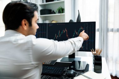 İki borsa yatırımıyla danışman ya da ortağı arayan tüccar işadamı, veri analizini yüksek kârlı dinamik teknoloji borsasına yatırım yapmak için karşılaştırdı. Tahmin et..