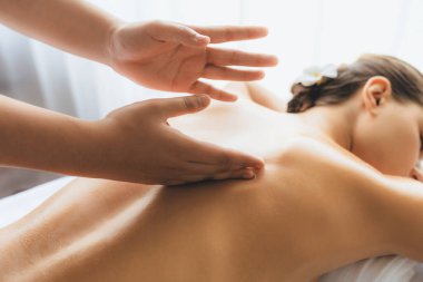 Kapalı alan kadın müşteri stres önleyici spa masajını yapmaktan zevk alıyor ve lüks otel ya da oteldeki gündüz açık hava güzellik salonunda güzellik teniyle eğleniyor. Sessiz.