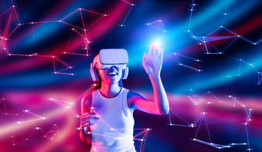 VRX 'te siber punk stilinde ayakta duran zeki kadınlar metaevreni birbirine bağlayan VR kulaklık, gelecekteki siber uzay teknolojisi, sanal gerçeklik nesnesini kullanan kadın giyerler. Halüsinasyon.