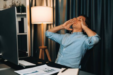 Dinamik veritabanı pazarlama analizi ile PC ekranındaki iş paragrafını araştıran stresli finansal analistin gece vakti modern ev ofisinde aylık rapor hazırlamasını düşünüyorum. Bireysel.