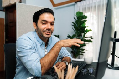 Sosyal medyada iş veri analizini açıklamak için kameraya bakan akıllı profesyonel iş adamı sabah iş yerinde kahve fincanı ile bilgisayardaki iş verilerini açıklıyor. Tahmin et..