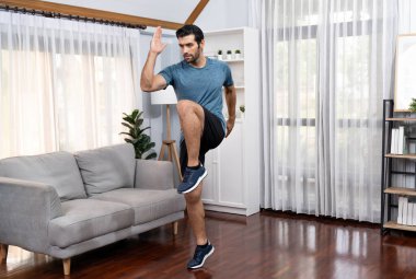 Atletik ve sporcu erkek vücut egzersizinde koşuyor. Formda fiziği ve sağlıklı spor yaşam tarzı için. Gaiety evde egzersiz eğitimi.