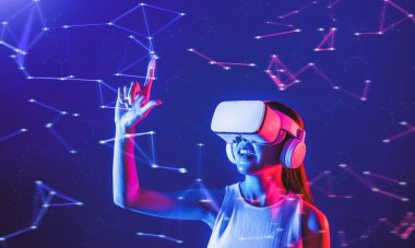 Siberpunk neon ışıklı kadın, beyaz VR kulaklık takıyor ve atlet bluzu giyip metaverse 'e bağlanıyor, gelecekteki siber uzay teknolojisi, sanal gerçekliğin işaret parmağı dokunuşlu hologram nesnesi kullanıyor. Halüsinasyon.