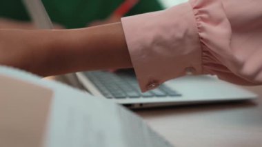 Dizüstü bilgisayarla çalışan grafik tasarım için beyin fırtınası yapan ve renk seçimi yapan tasarımcı takımının yavaş çekim çekimleri. Bu sırada müşteri de ofiste kromatik danışma sırasında projeyi denetliyor. Değiştirilmiş