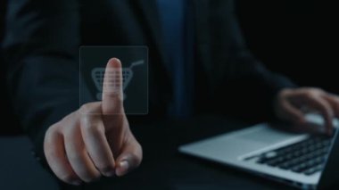 İş adamı çok kanallı stratejileri entegre ediyor, çevrimiçi alışveriş ve pazarlama erişimini artırıyor. Birbirine bağlı marka deneyimleri yaratmak için çok kanallı pazarlamanın gücünü keşfedin. Kullanıcı Kimliği