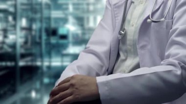 Akıllı doktorların oturduğu ve insan anatomisini gösteren hologramlarını yakından çek. HUD gösterge panelini elinde tutan bir tıp çalışanı ve tıbbi veri analizi kullanarak semptomları inceliyor. İyileştirici.