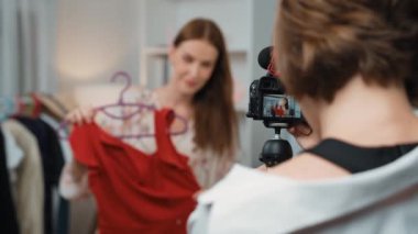 İki kadın nüfuzlu kişi canlı yayın yapan video klip eleştirisi kıyafetlerini sosyal medyada ya da blogda yayınlıyor. Stüdyo ışıklandırmalı mutlu genç kız çevrimiçi pazarlama oturumu yayını için..