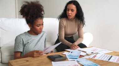 Stresli Afrikalı Amerikalı kadınların kredi kartı borçlarıyla ilgili mali sorunları var. Kötü kişisel para ve ipotek yönetimi krizi kavramını çok önemli ölçüde karşılıyorlar..