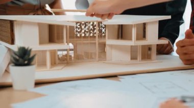 Mimari ekipman incelemesi kullanarak yavaş çekim ev tasarımcısı ve müşteri veya müşteriyle birlikte mimari ev modeli tasarım örneklerini ölçer. Filizlenen